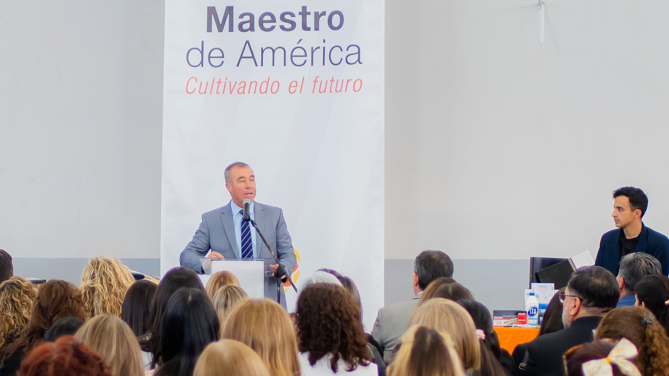 Entrega de notebooks a docentes en Sarmiento