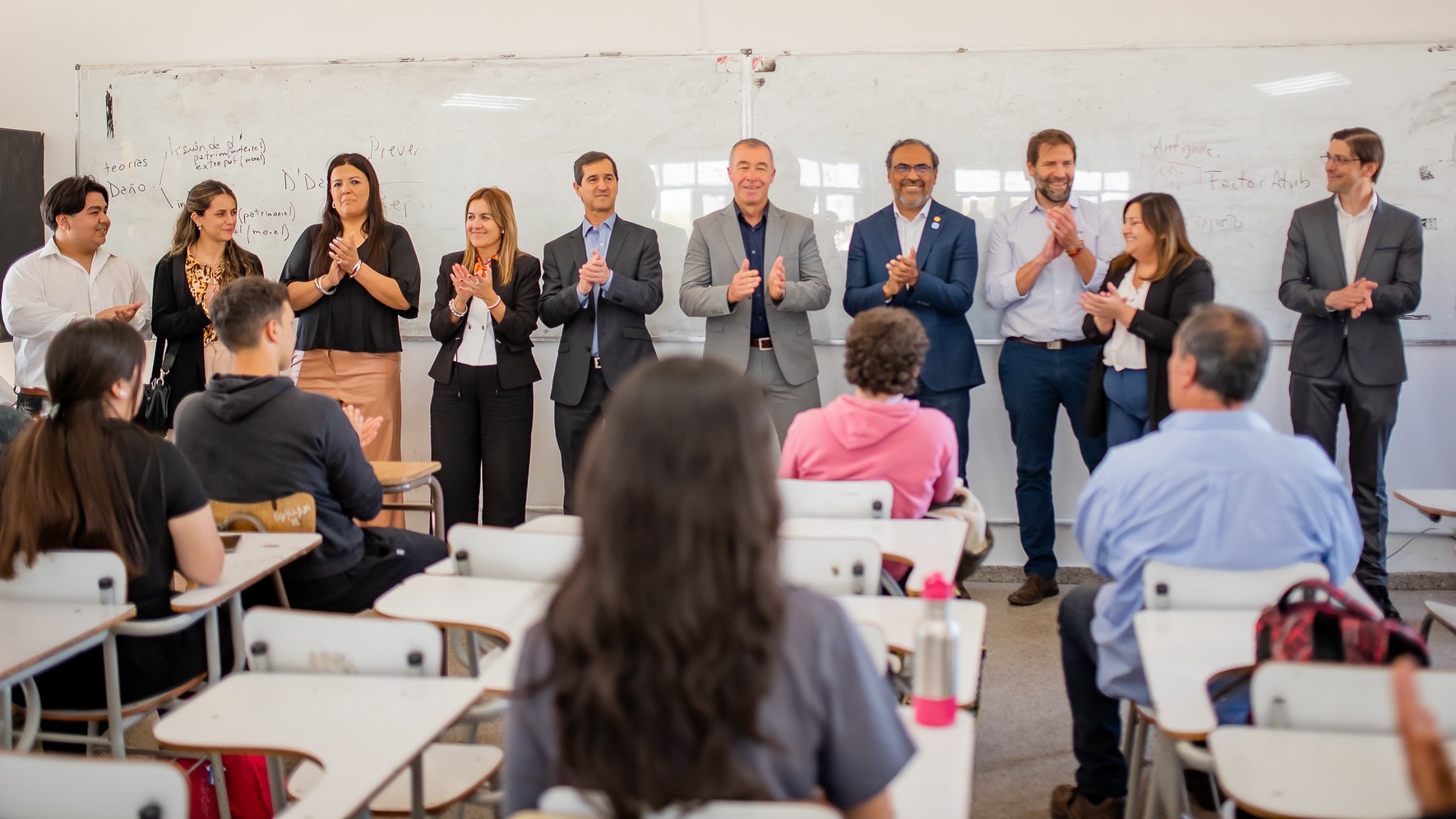 El Poder Legislativo presente en la Facultad de Ciencias Sociales con entrega de Constituciones para uso académico