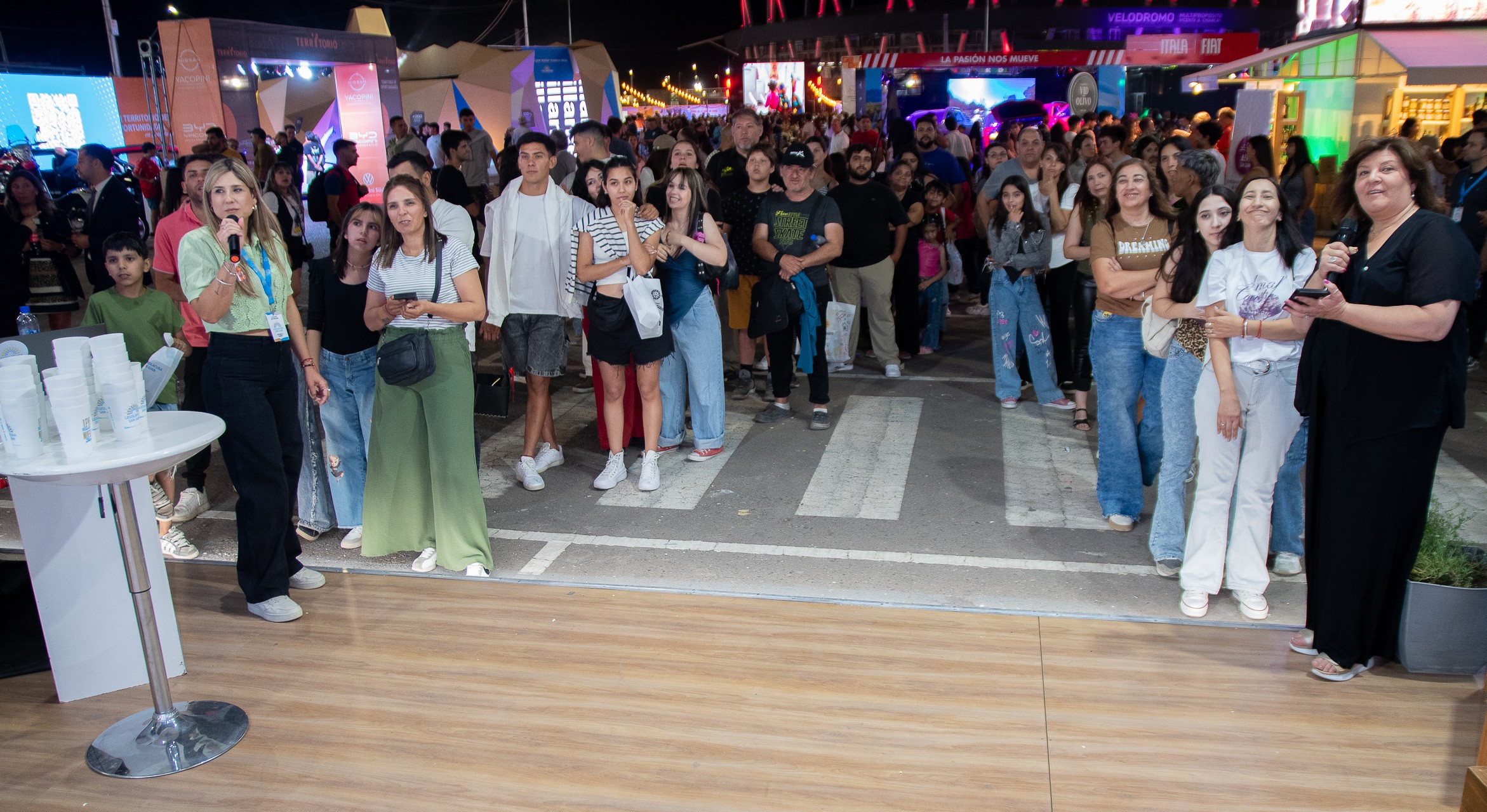 Tres noches de amplia convocatoria en el stand legislativo
