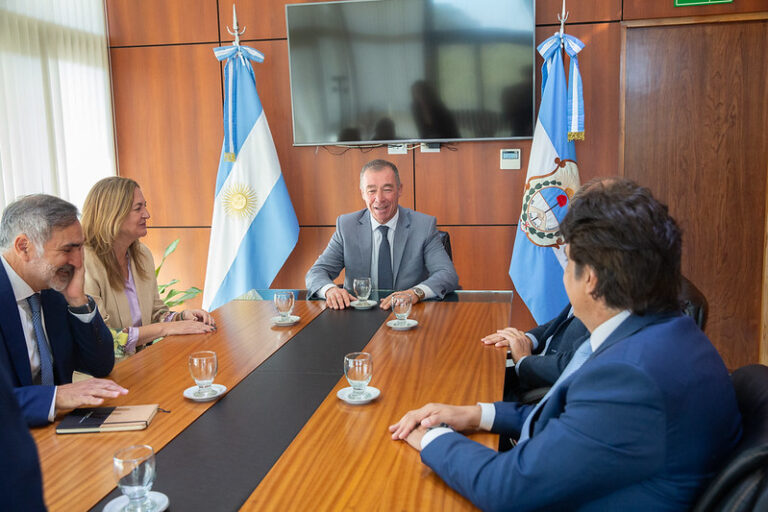 Encuentro institucional con directivos del Banco Santander
